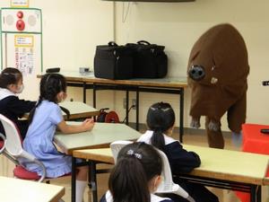 先生熱演のイノシシに子ども達は大喜び