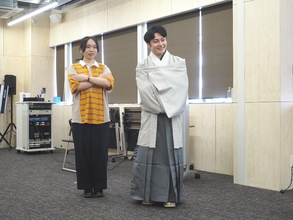 莟玉さんのご指導で女方の演技を体験