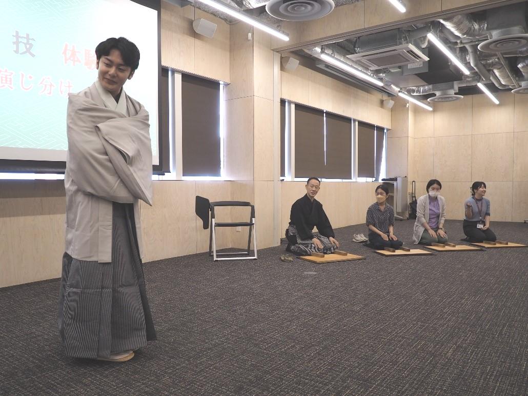 山﨑さんのご指導のもと莟玉さんの演技にあわせて附けを打つ