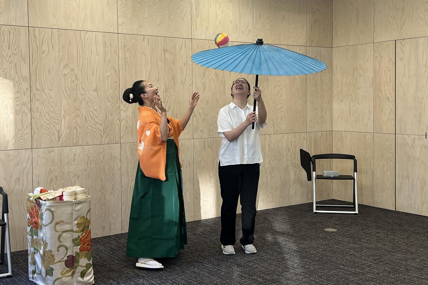 鏡味味千代さんに傘まわしを指導いただきました