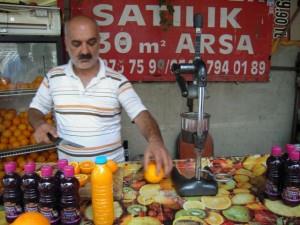 トルコ　街角のジュース屋さんの写真