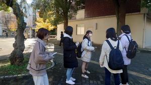 学生が呼び込みをする様子