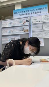 ワークショップの準備をする学生委員の写真