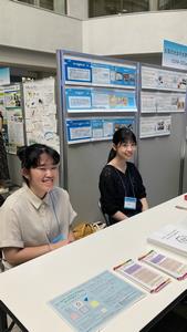 ブース対応をする学生委員の写真