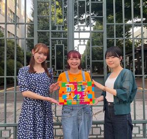 出演した学生委員とFM大阪のDJと本学正門前で撮った写真