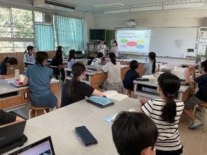 大学生が附属小の授業に参加し子供たちに説明する様子の写真