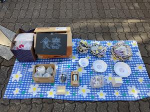 お譲りフェスの様子を示す食器の写真