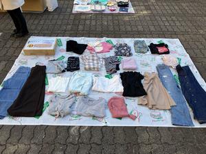お譲りフェスの様子を示す衣服の写真