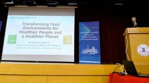 シンポジウムで報告する赤松教授