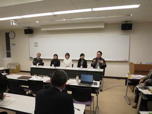 質疑応答時間のパネリストの様子