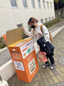 回収ボックスを確かめる様子