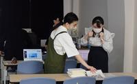 受付をする学生委員